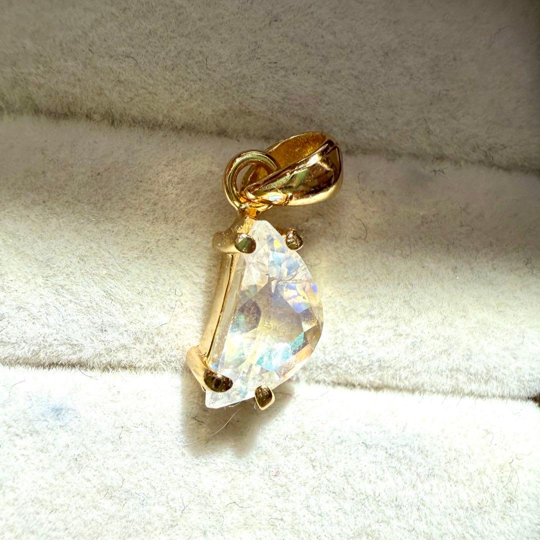 k18gp レインボームーンストーン　マダガスカル産　ペンダントトップ　月