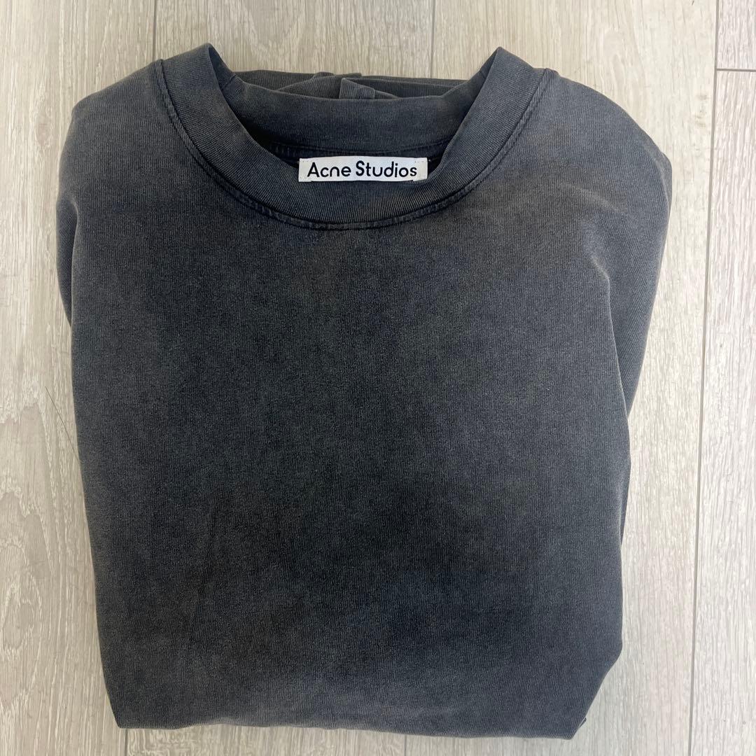 値下げ中　Acne Studios Tシャツ　厚手　裏面にロゴ入りのデザイン