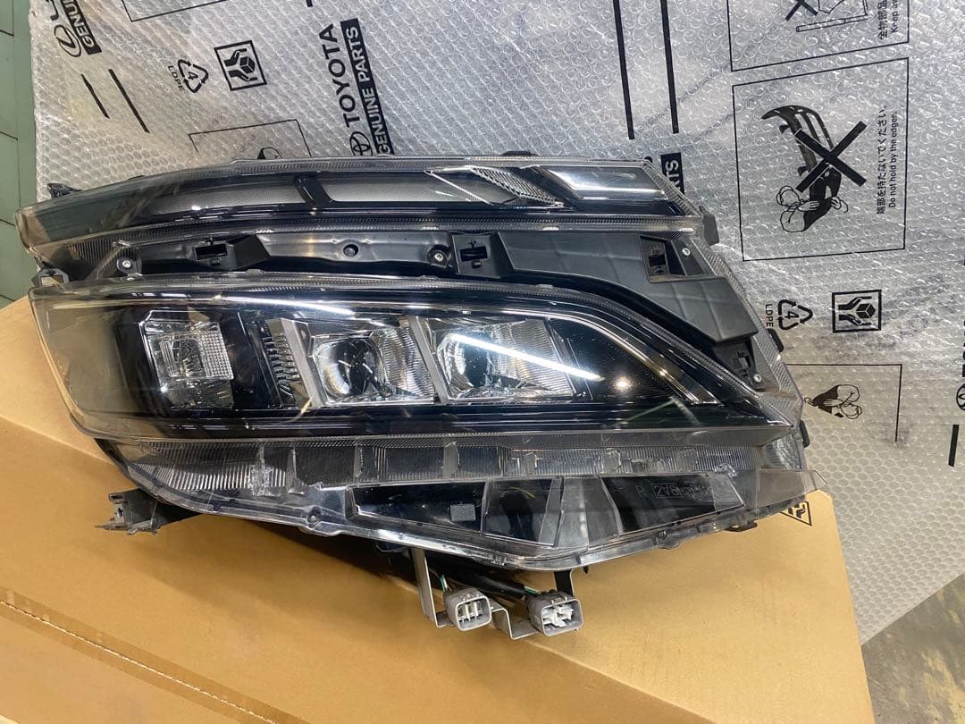 ★中古品★80VOXY LEDヘッドランプユニット　RH