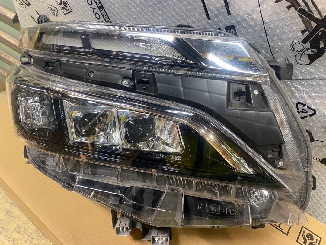 ★中古品★80VOXY LEDヘッドランプユニット　RH