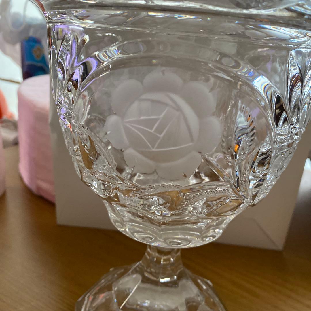 バイエルン、ベイヤー - 半透明のクリスタルに、花や蝶の美しいカット花瓶