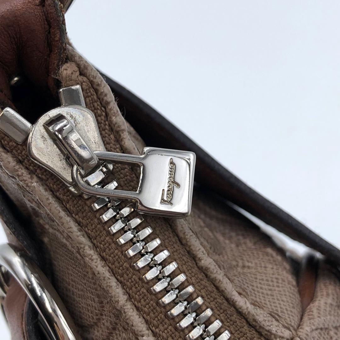 サルヴァトーレフェラガモ アクセサリーポーチ ガンチーニ エンボス バッグ