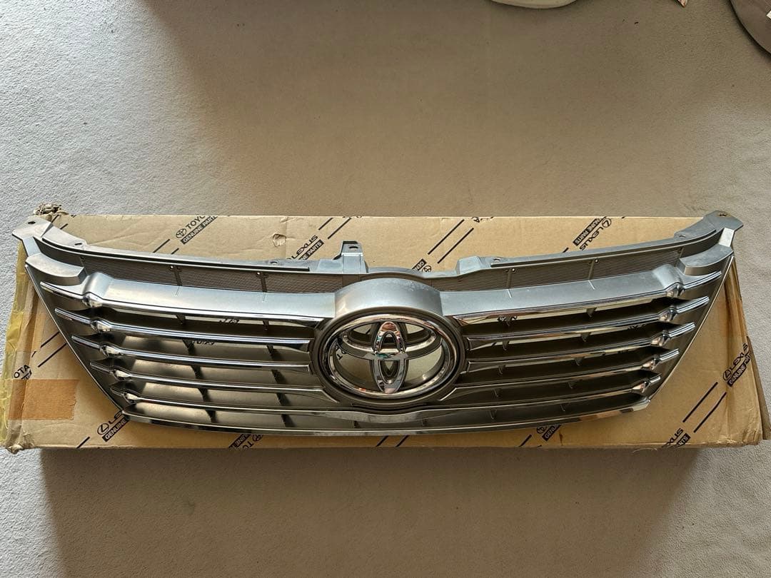 絶版品 トヨタ カムリハイブリッド AVV50 グリル