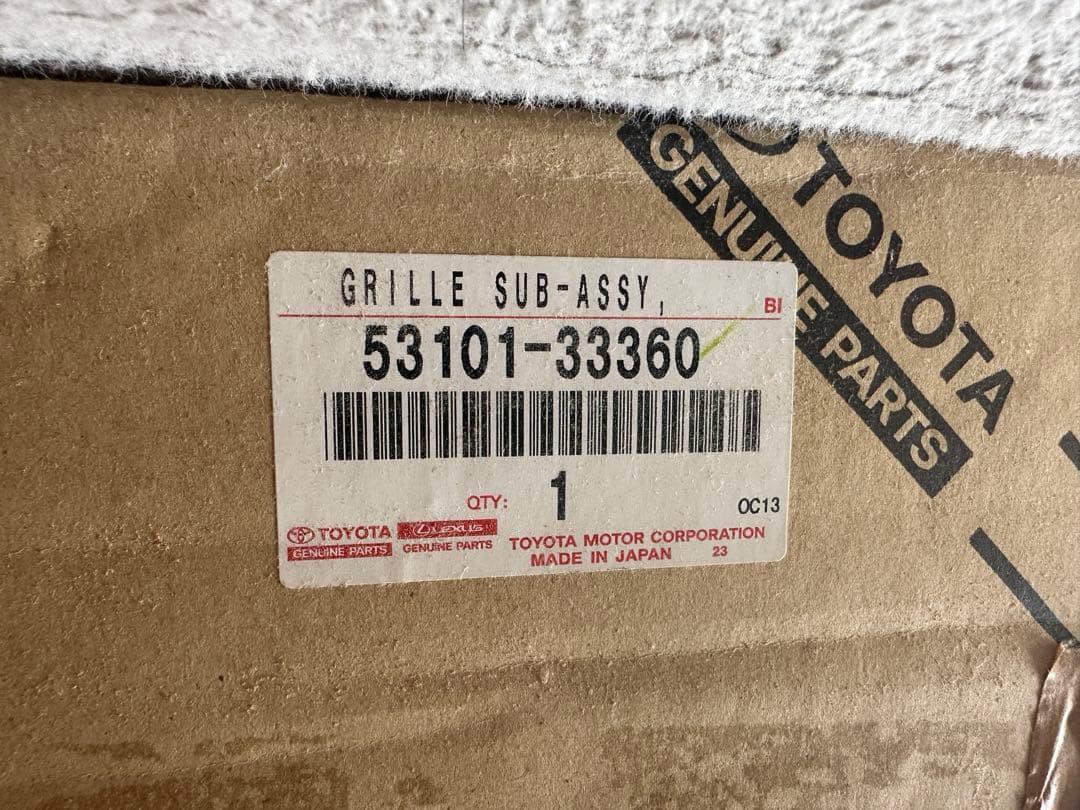 絶版品 トヨタ カムリハイブリッド AVV50 グリル