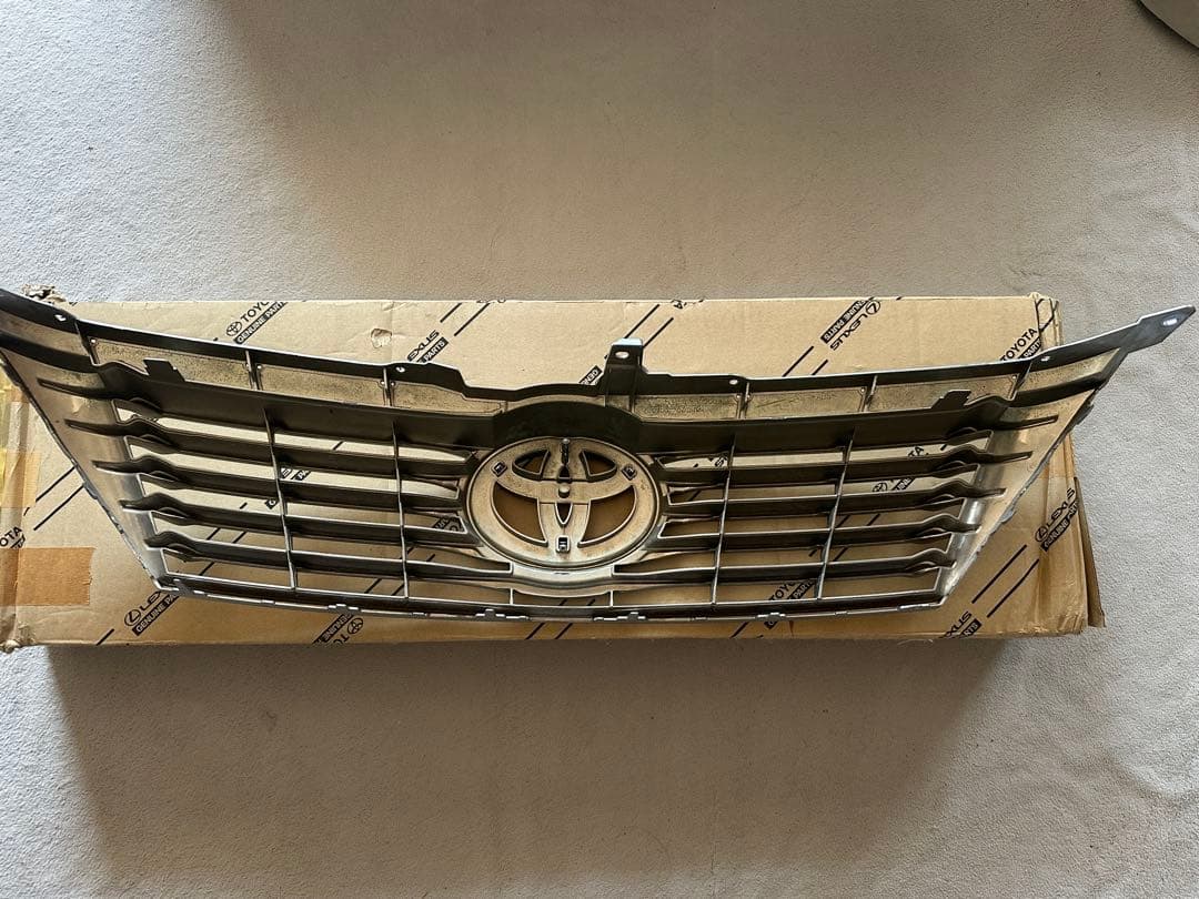 絶版品 トヨタ カムリハイブリッド AVV50 グリル