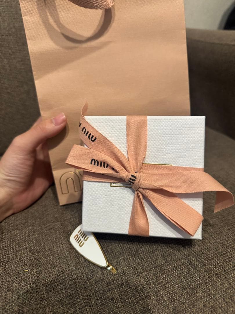 MIU MIU ヘアピン ホワイト ゴールド エナメル　ギフトボックス付き