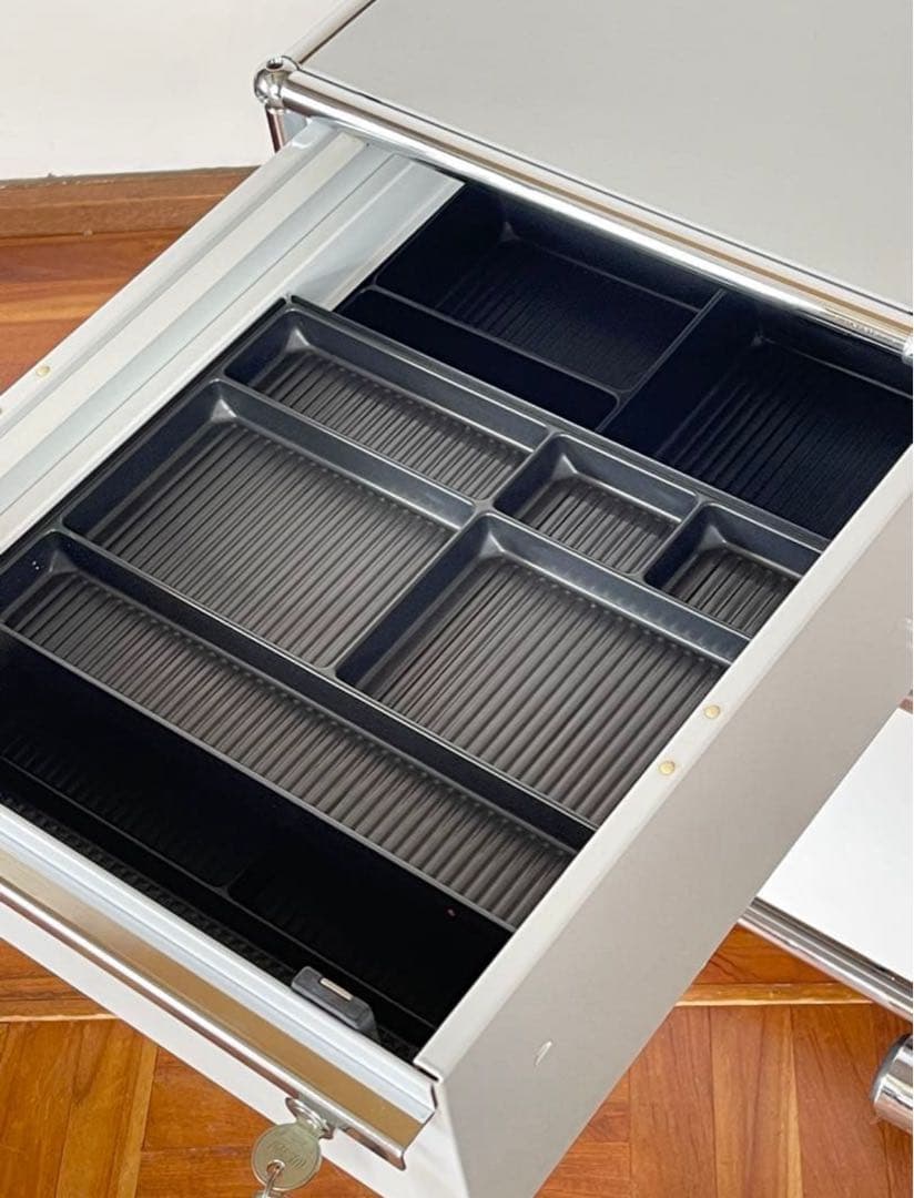 usmハラー ホワイトキャビネット 鍵付き