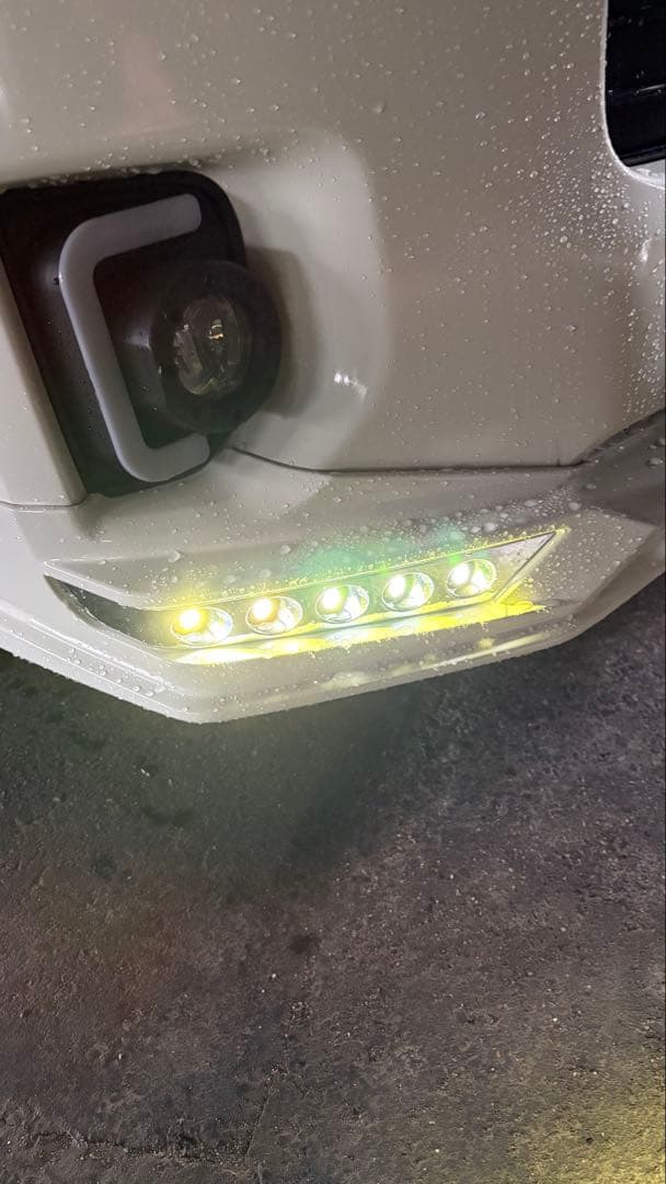 ハイエース ワイド　ホワイトフロントリップ LED付き