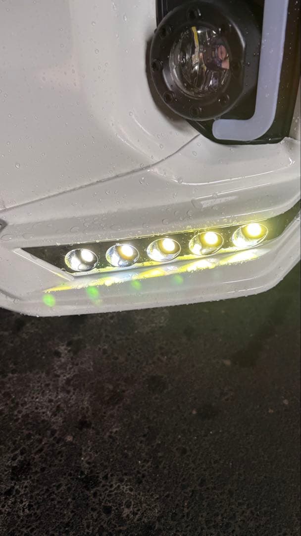 ハイエース ワイド　ホワイトフロントリップ LED付き