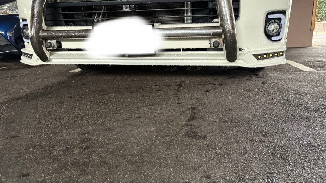 ハイエース ワイド　ホワイトフロントリップ LED付き