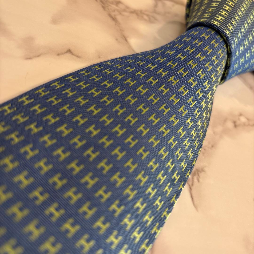 【極美品✨】HERMES ネクタイ　ネイビー　グリーン　ファソネ　H 総柄　紺