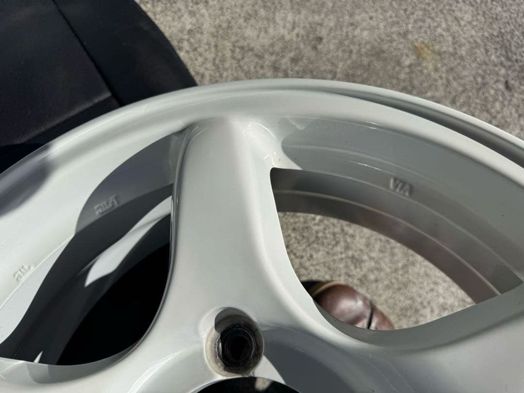 希少 ジムニー16インチ 白ホイール 4本セットバルブ新品 軽量アルミホイール