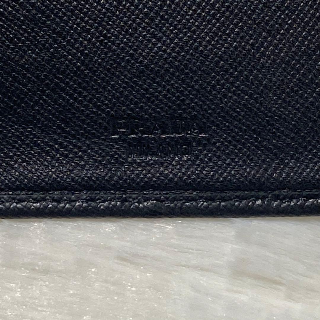 お買い得品　美品　PRADA プラダ　二つ折り　銀　黒　小銭入れ　折り財布　財布
