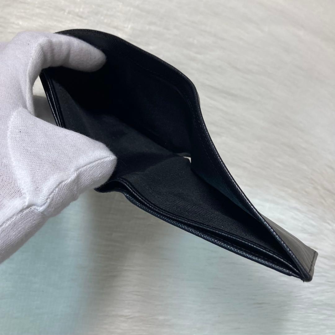 お買い得品　美品　PRADA プラダ　二つ折り　銀　黒　小銭入れ　折り財布　財布