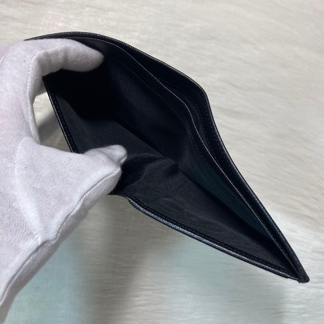 お買い得品　美品　PRADA プラダ　二つ折り　銀　黒　小銭入れ　折り財布　財布