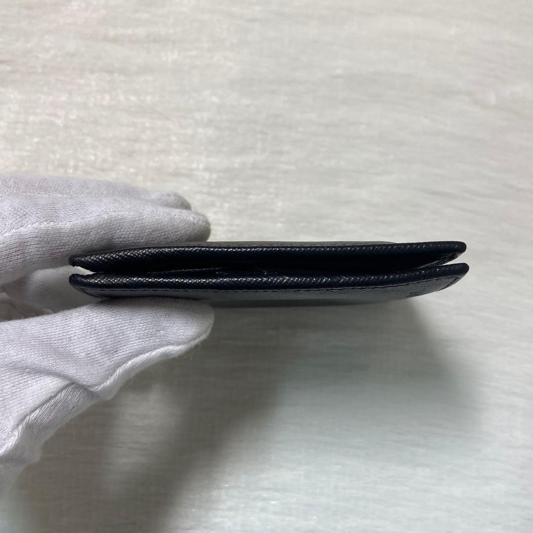 お買い得品　美品　PRADA プラダ　二つ折り　銀　黒　小銭入れ　折り財布　財布