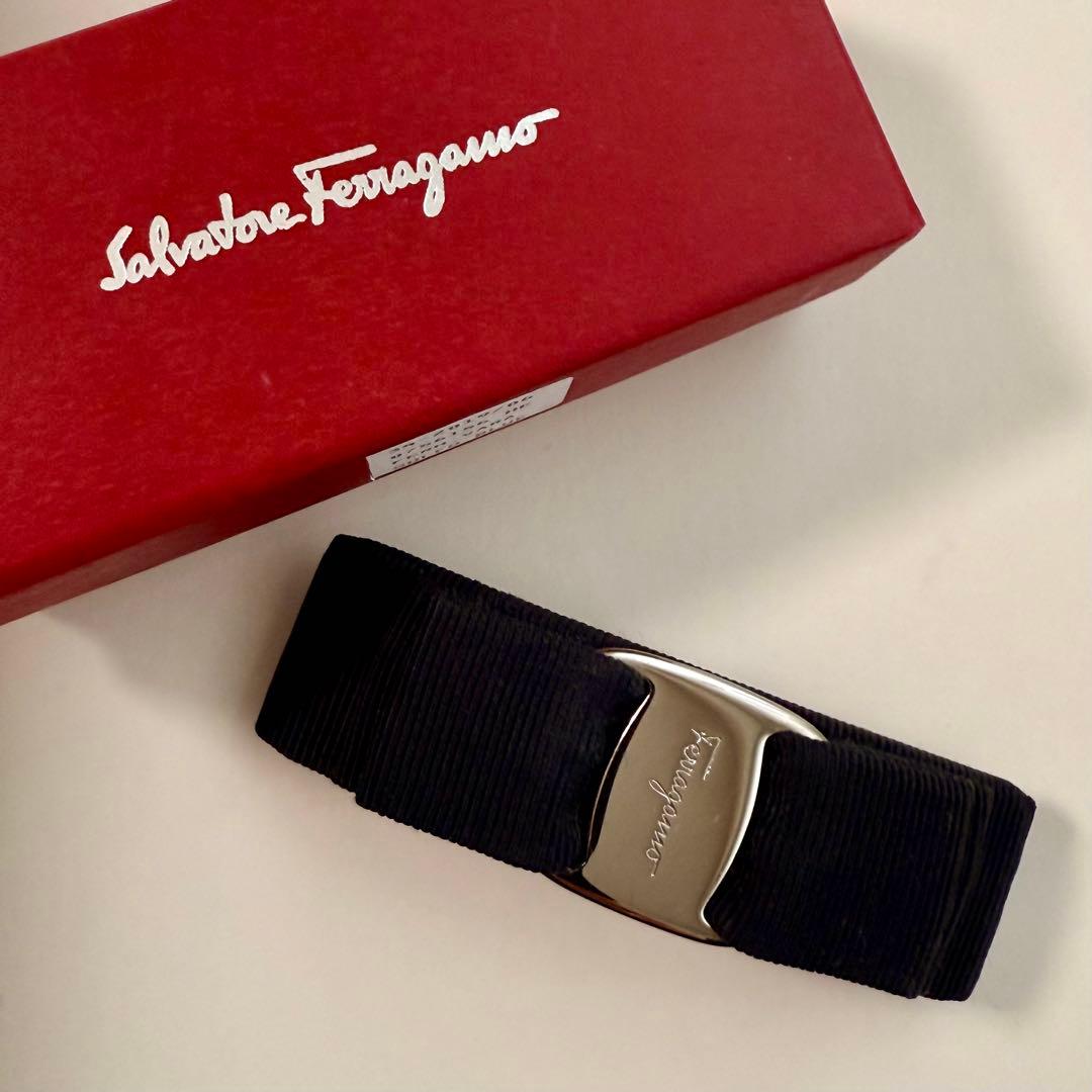 【美品】サルヴァトーレフェラガモ ヴァラ バレッタ 黒×シルバー 箱付き