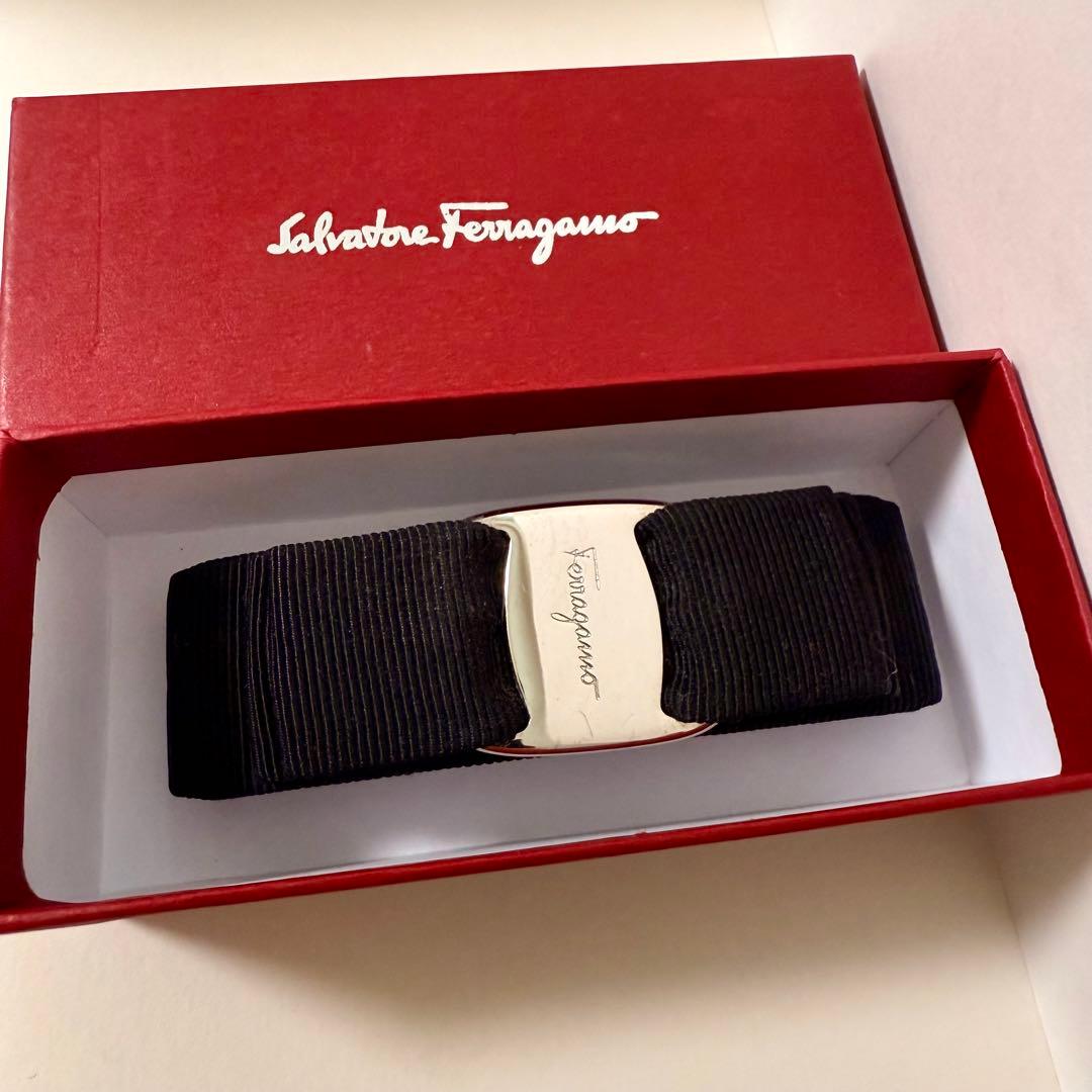 【美品】サルヴァトーレフェラガモ ヴァラ バレッタ 黒×シルバー 箱付き