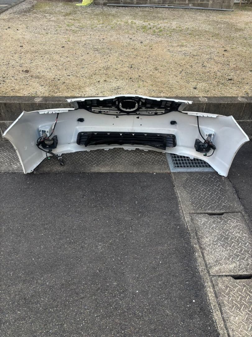 30プリウス前期型純正フロントバンパー 　ホワイト