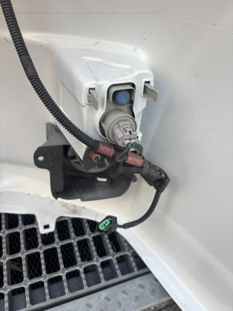 30プリウス前期型純正フロントバンパー 　ホワイト