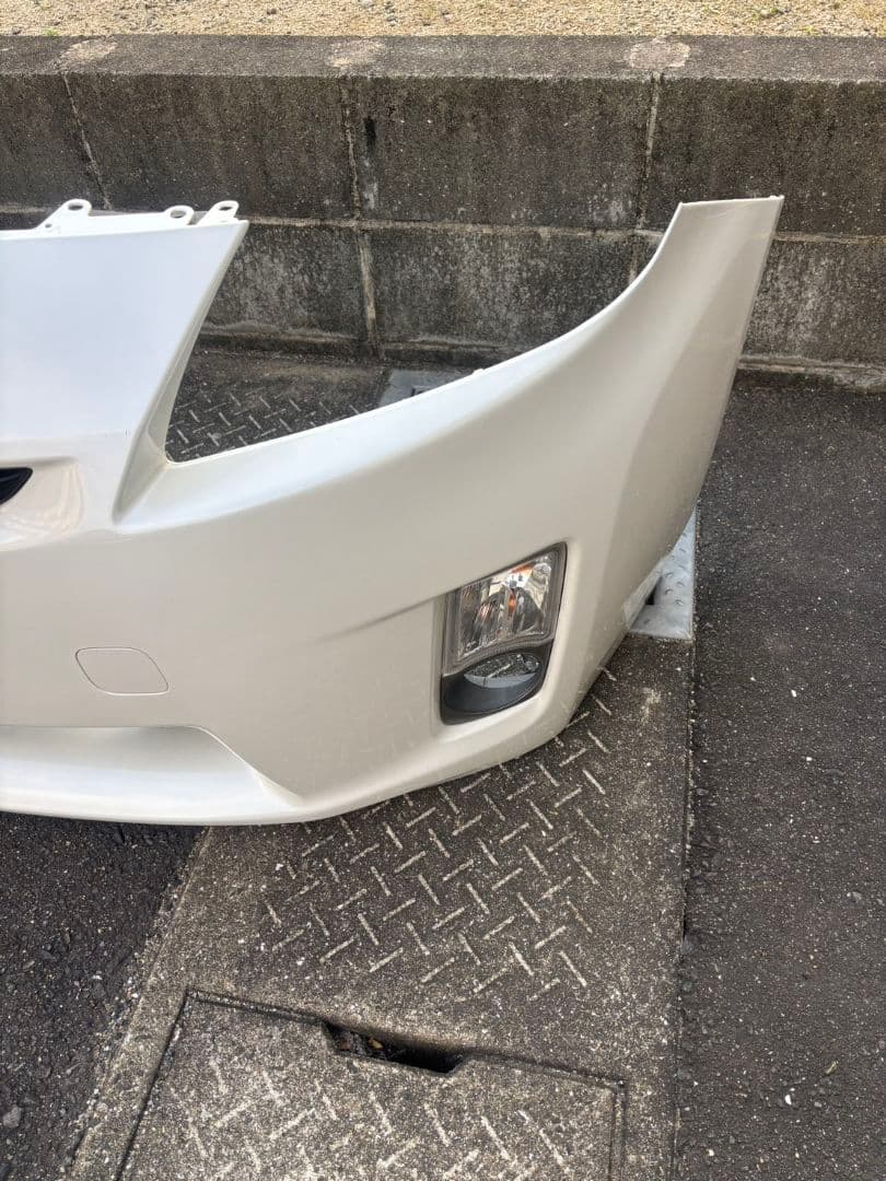 30プリウス前期型純正フロントバンパー 　ホワイト