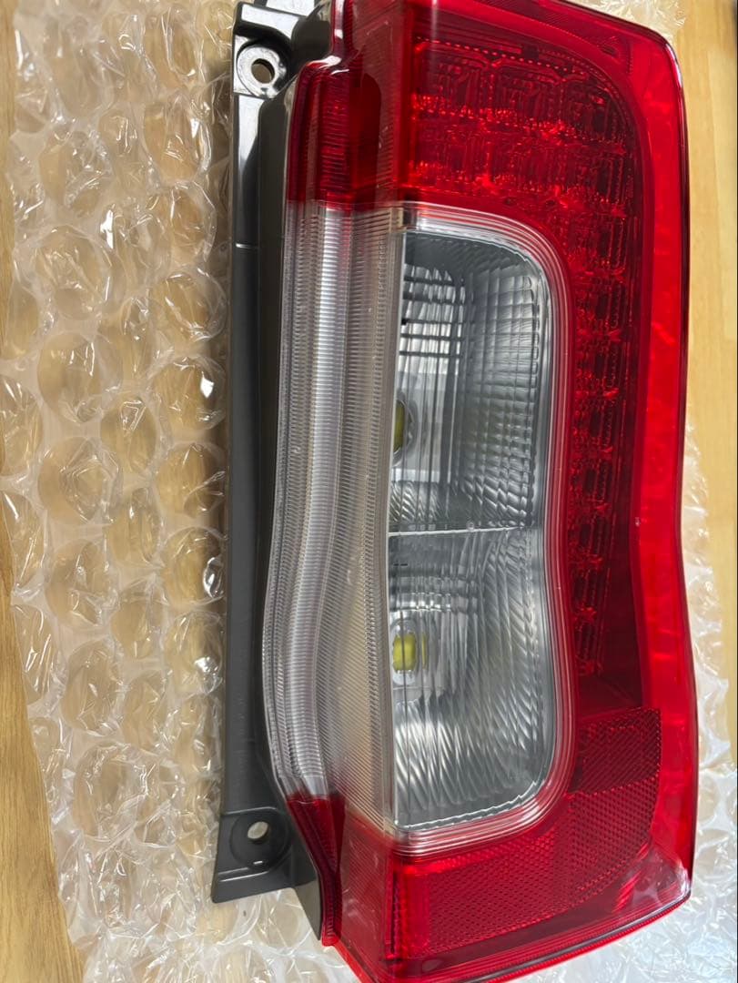 タント LA600S 右テールランプ