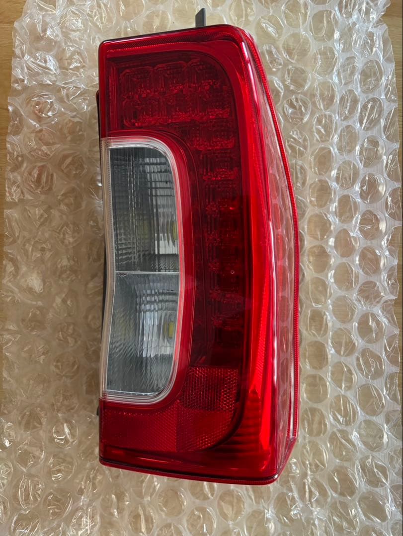 タント LA600S 右テールランプ