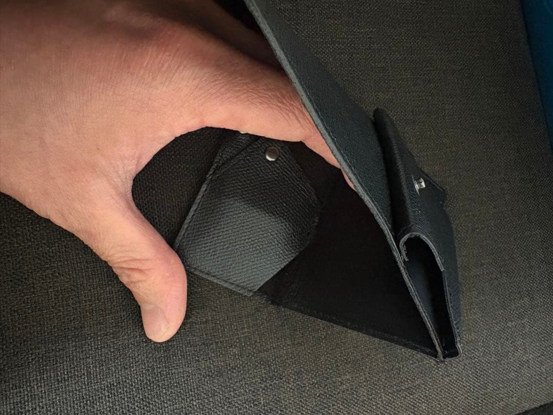 abrAsus AirTagも入る小さい財布