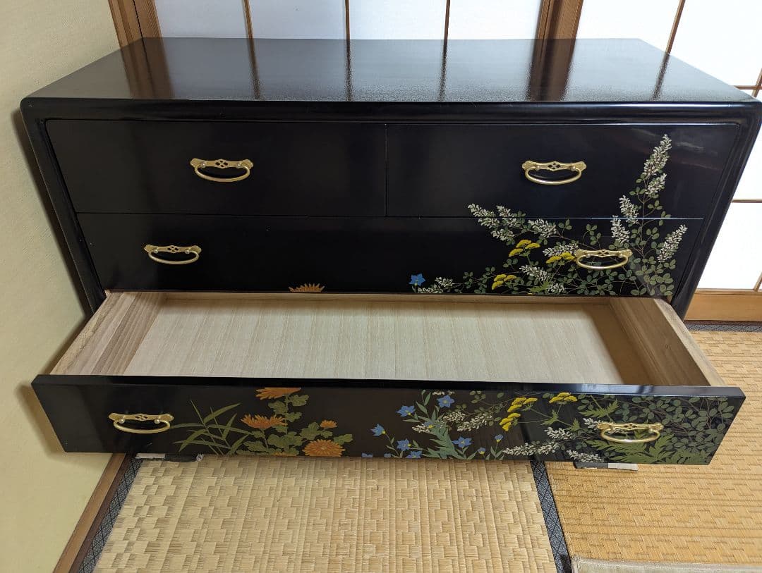 ち*り様 【ゴールデンウィーク大特価最終日！】花柄装飾の黒色木製 和箪笥