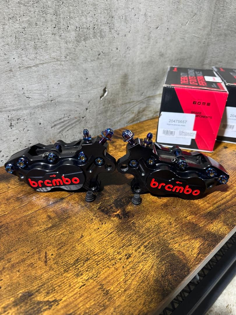 brembo艶ブラックアルマイトレッドロゴ 左右セット(チタンボルトカスタム)