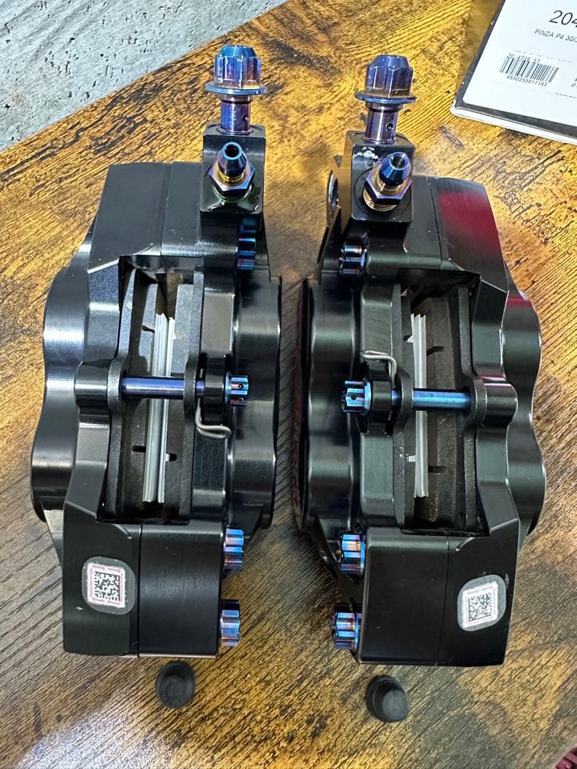 brembo艶ブラックアルマイトレッドロゴ 左右セット(チタンボルトカスタム)