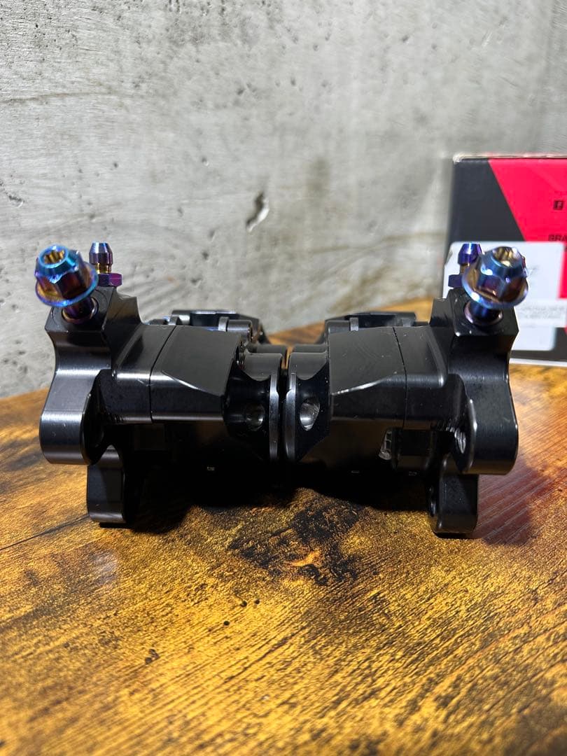 brembo艶ブラックアルマイトレッドロゴ 左右セット(チタンボルトカスタム)