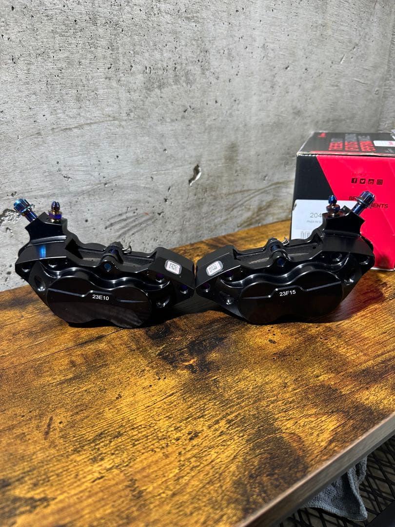 brembo艶ブラックアルマイトレッドロゴ 左右セット(チタンボルトカスタム)