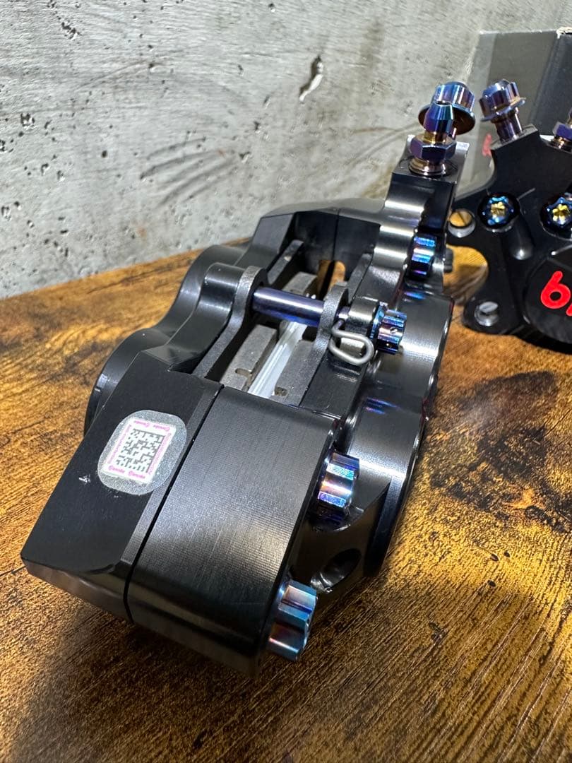 brembo艶ブラックアルマイトレッドロゴ 左右セット(チタンボルトカスタム)