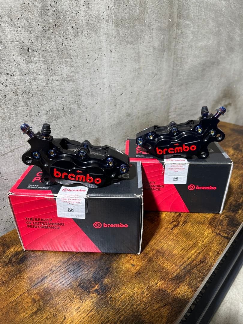 brembo艶ブラックアルマイトレッドロゴ 左右セット(チタンボルトカスタム)