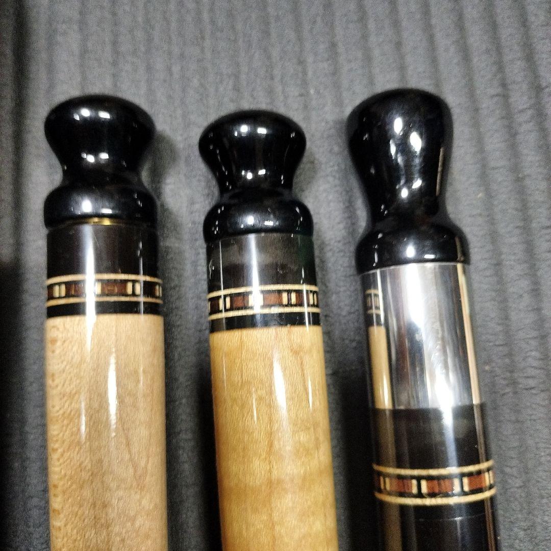 スリークッション用とナインボール用ビリヤードキューセットとスペアとケース付き