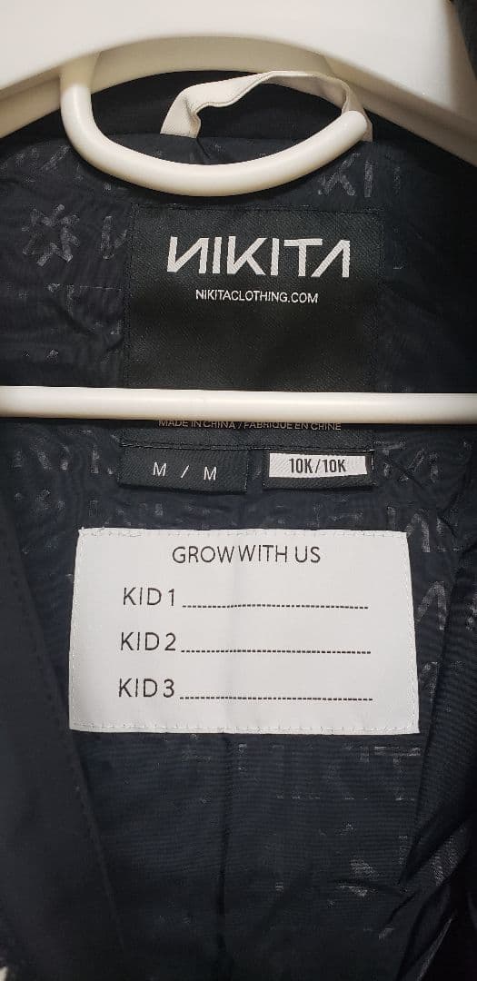 NIKITA ジュニアスノーボードウェアセット（WH/BK）+セーフティーパッド