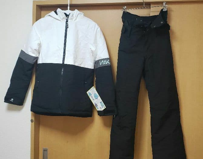 NIKITA ジュニアスノーボードウェアセット（WH/BK）+セーフティーパッド