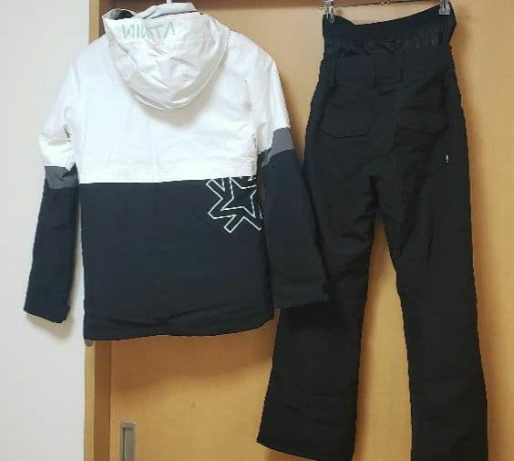 NIKITA ジュニアスノーボードウェアセット（WH/BK）+セーフティーパッド