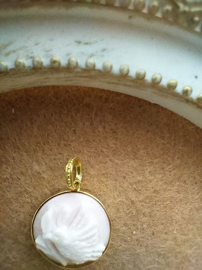 La mascotte 18K 　コンクシェル　カメオ小鳥のトップ