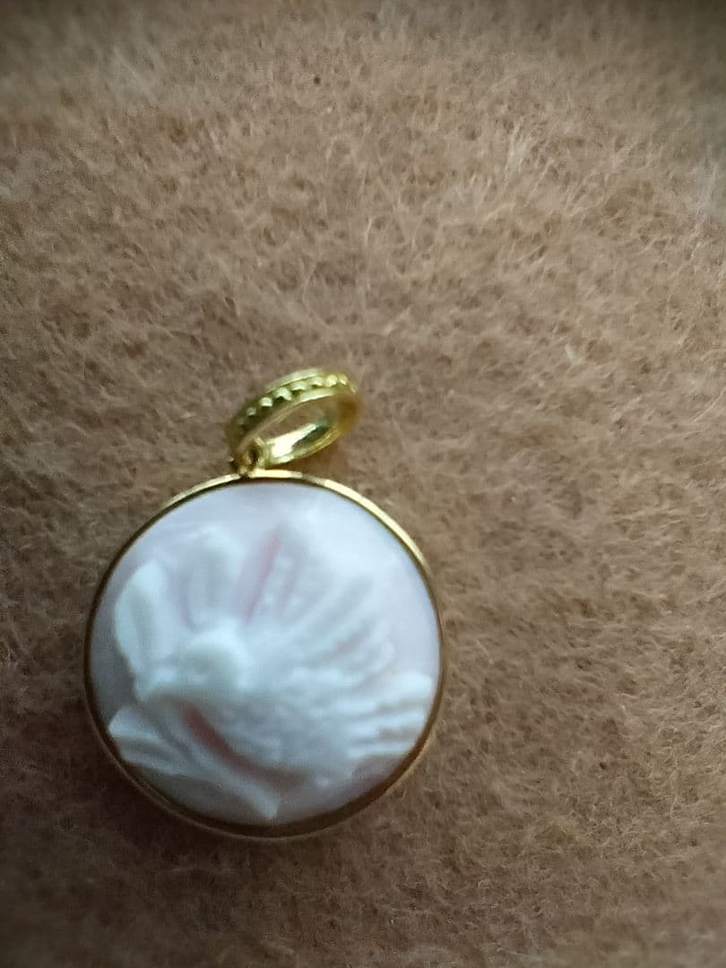 La mascotte 18K 　コンクシェル　カメオ小鳥のトップ