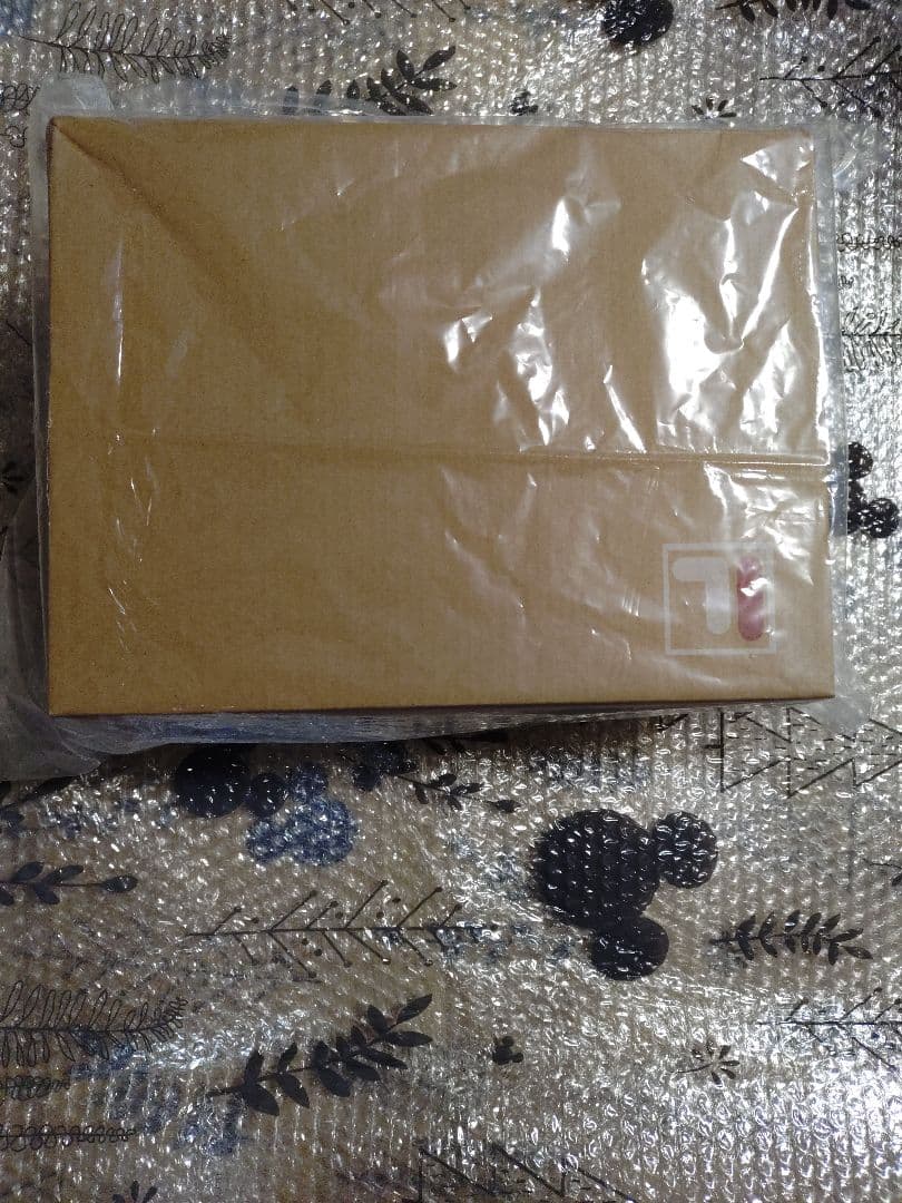 IMP.とFILAコラボのスニーカー