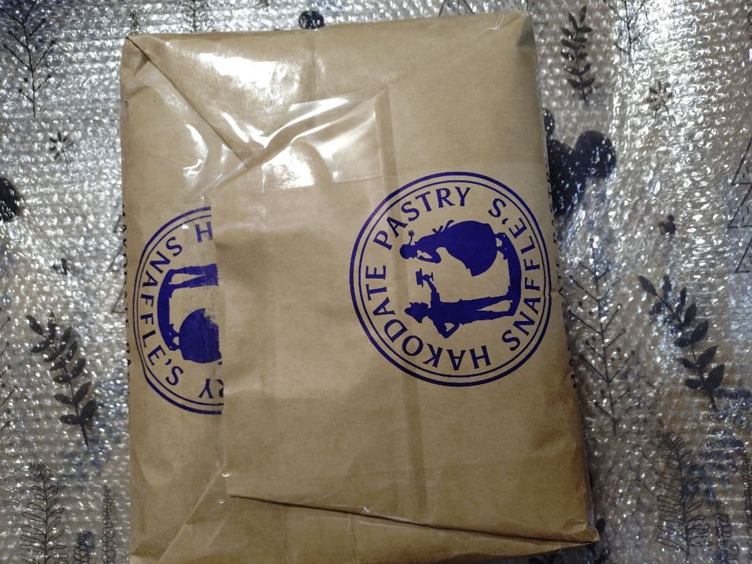 IMP.とFILAコラボのスニーカー