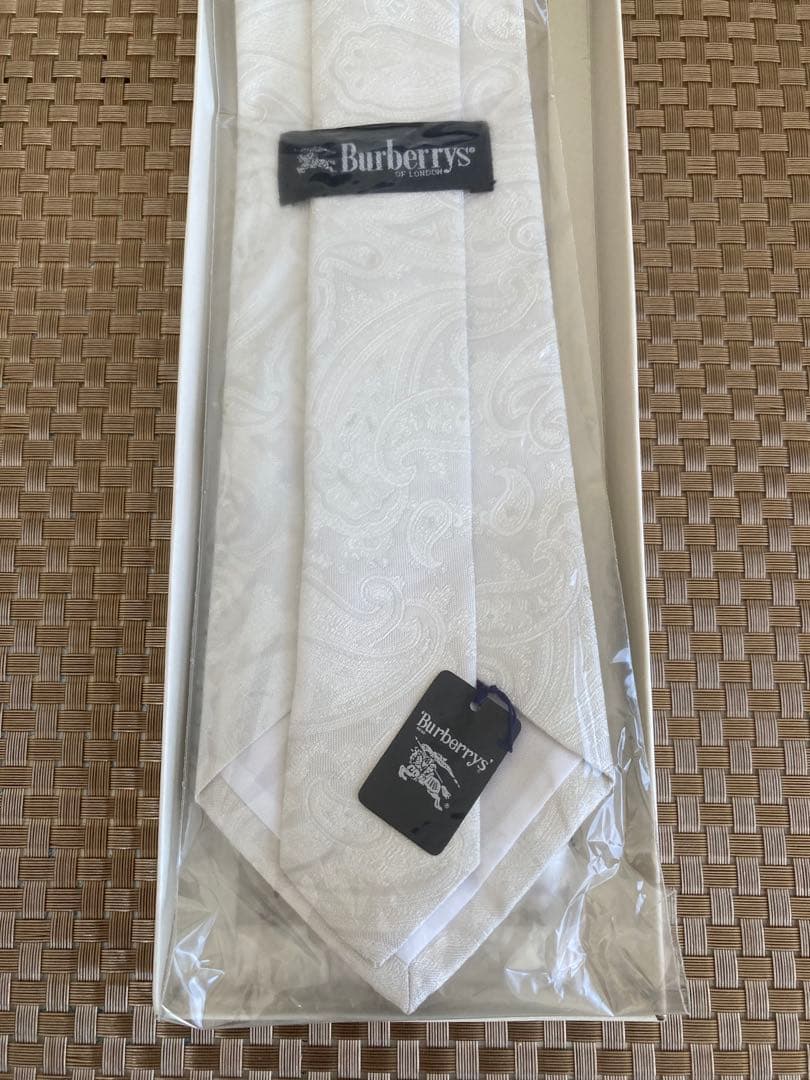 Burberryバーバリー ネクタイ ホワイト 箱入りタグ付き