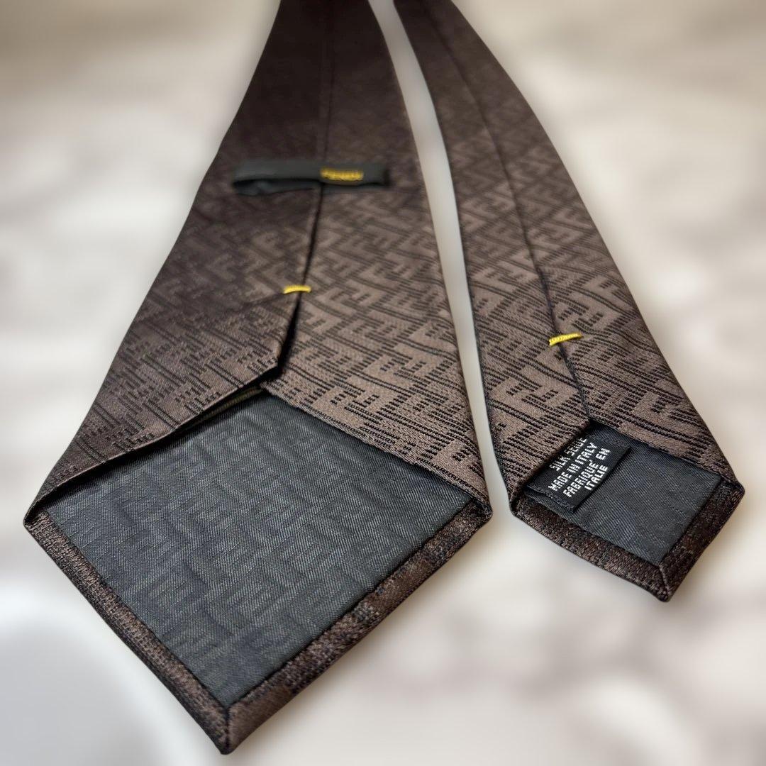 【極美品✨】FENDI ネクタイ　ブラウン　ズッカ　FF 茶　刺繍