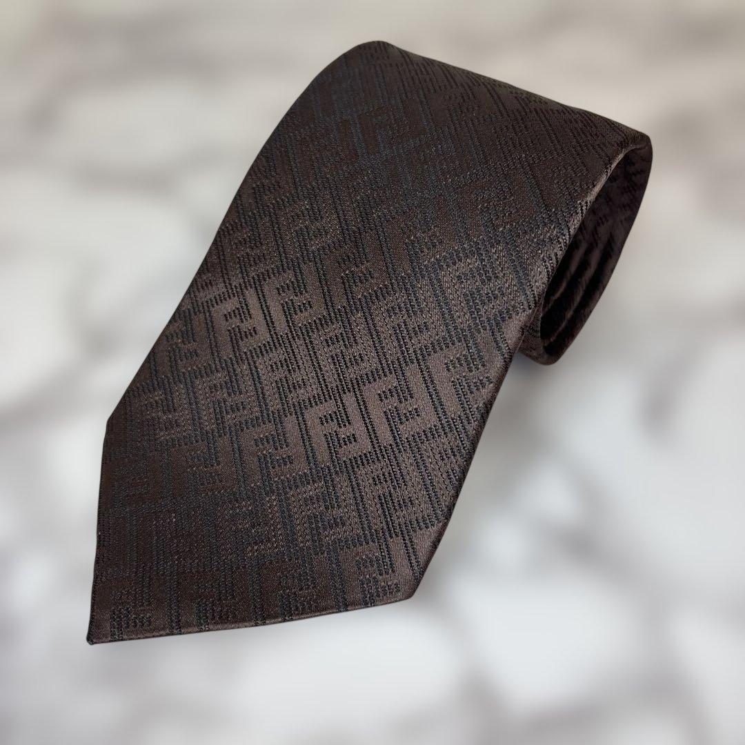 【極美品✨】FENDI ネクタイ　ブラウン　ズッカ　FF 茶　刺繍