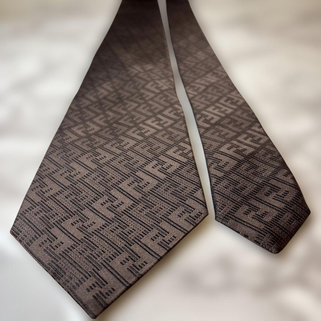 【極美品✨】FENDI ネクタイ　ブラウン　ズッカ　FF 茶　刺繍