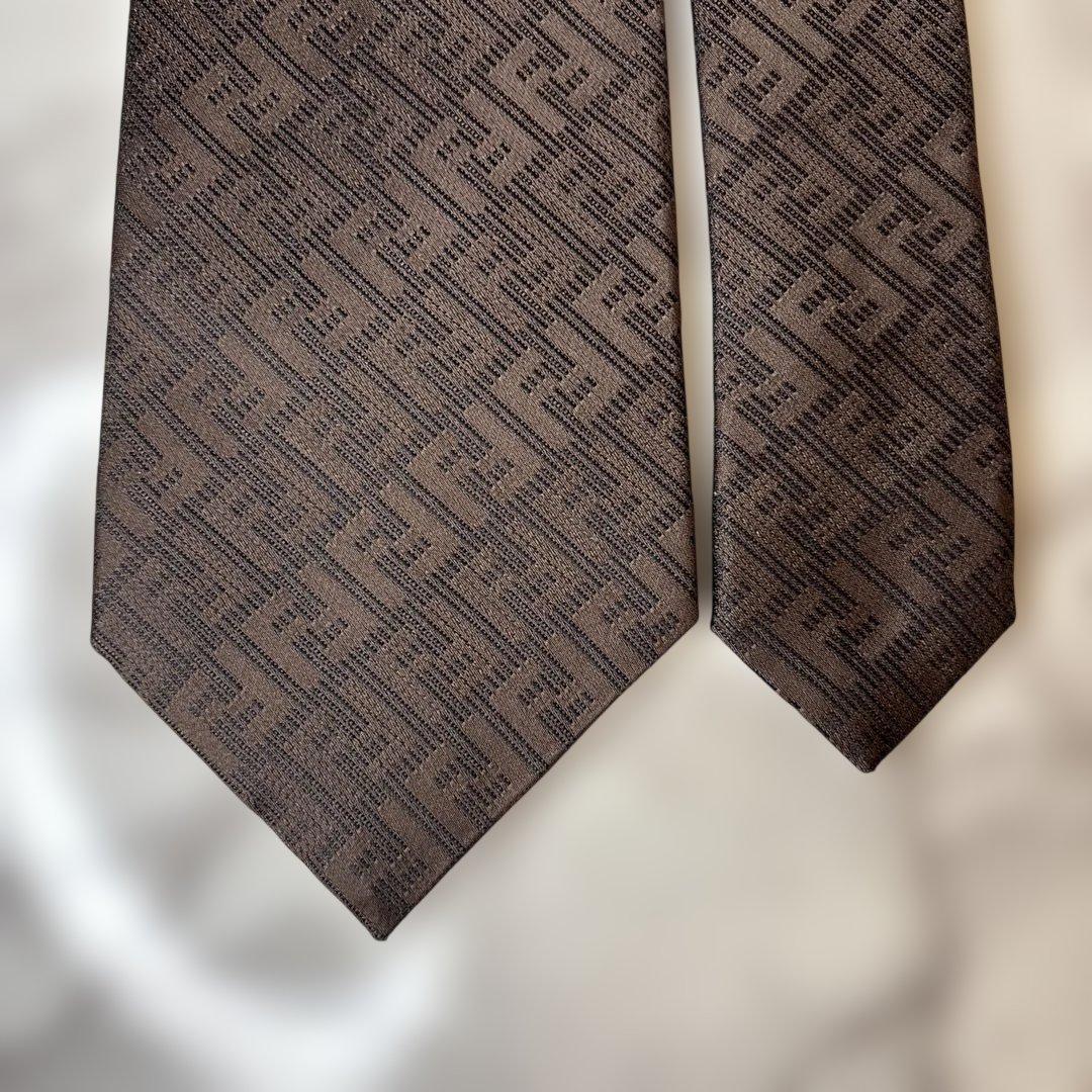 【極美品✨】FENDI ネクタイ　ブラウン　ズッカ　FF 茶　刺繍