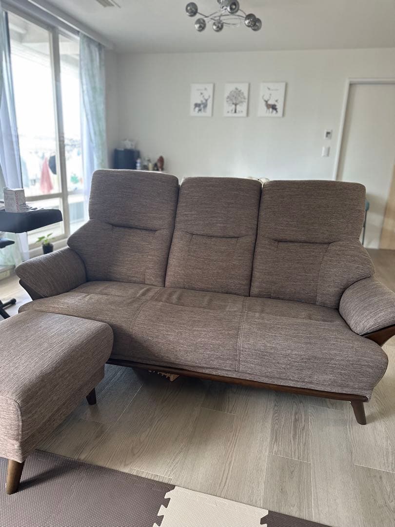 ニトリ　3人掛け布張りソファ(コウテイ3DR-DMO) ダークモカ　スツール付き