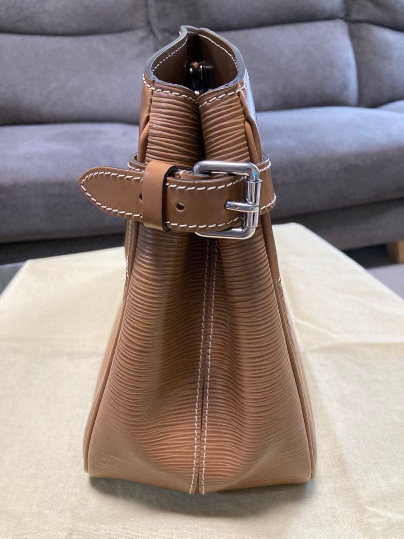 ルイヴィトン パッシィPM エピ キャメル ビジネスバッグ 自立するバッグ